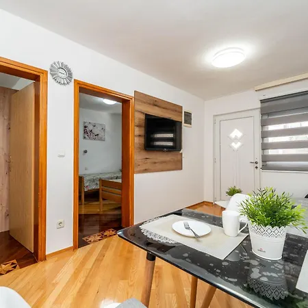 Em-da Apartment *